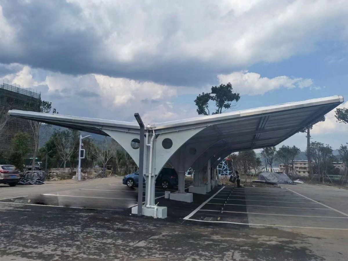 Grande canopée solaire sur parking