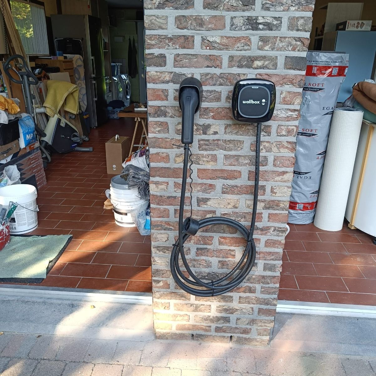 Double borne de recharge en garage