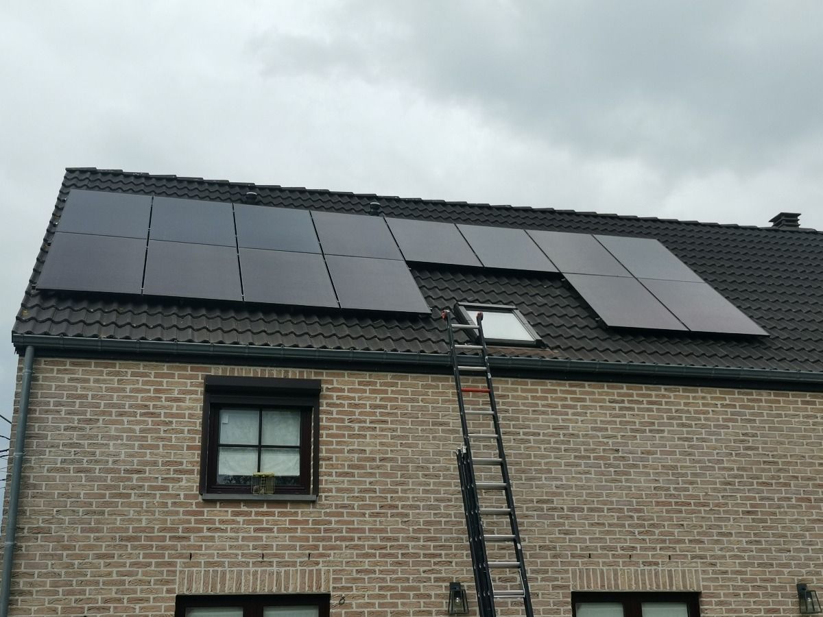 Panneaux solaires intégrés à une toiture inclinée