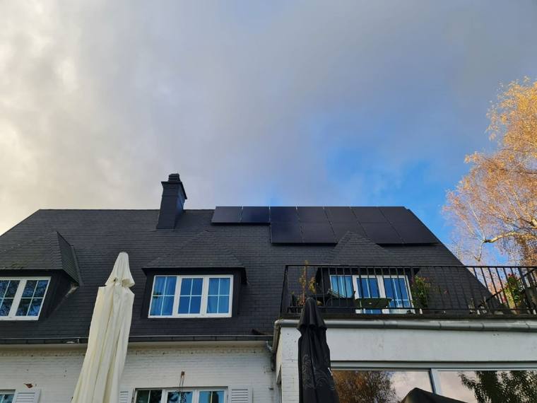 Toiture équipée en panneaux solaires par GREEN-SUN