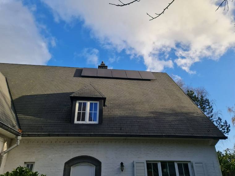 Maison équipée de panneaux photovoltaïques par GREEN-SUN SRL