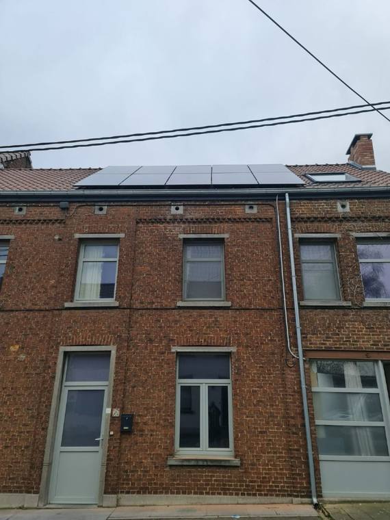 Panneaux solaires intégrés à une toiture inclinée