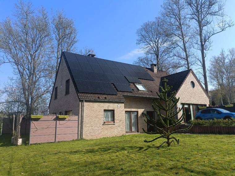 Installation photovoltaïque réalisée par GREEN-SUN sur une maison en Wallonie