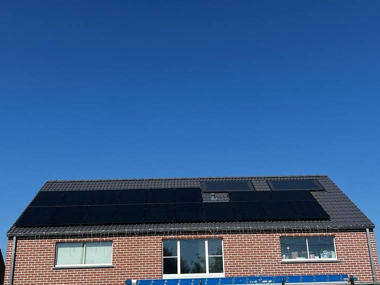 Panneaux photovoltaïques posés sur une toiture résidentielle du Brabant wallon