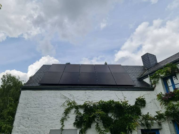 Maison équipée de panneaux photovoltaïques par GREEN-SUN SRL