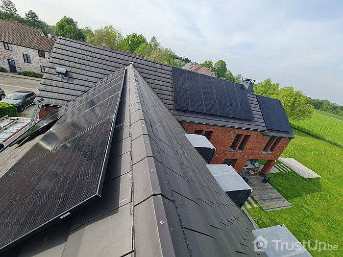 Panneaux solaires intégrés à une toiture inclinée