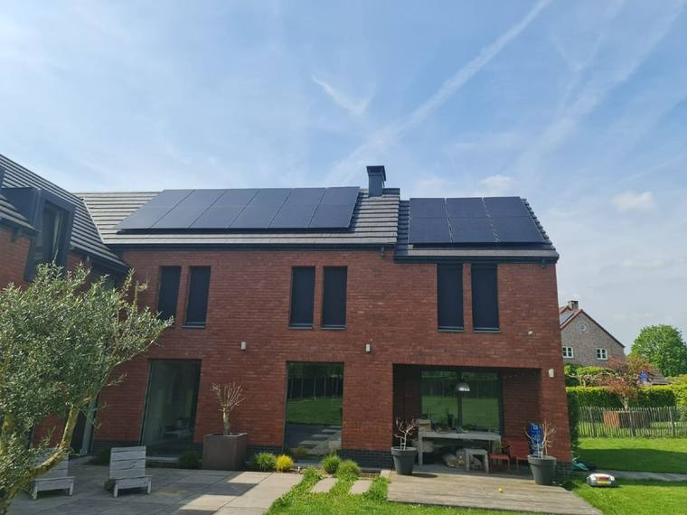 Installation photovoltaïque réalisée par GREEN-SUN sur une maison en Wallonie