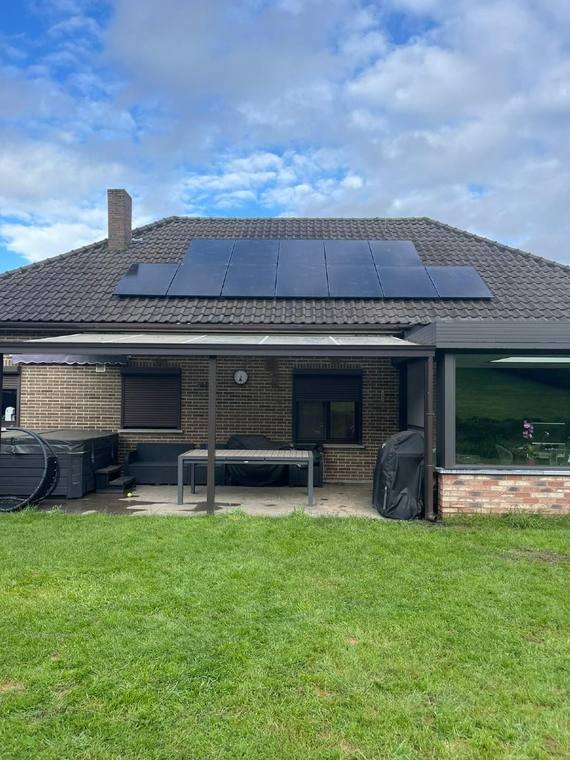 Panneaux photovoltaïques posés sur une toiture résidentielle du Brabant wallon