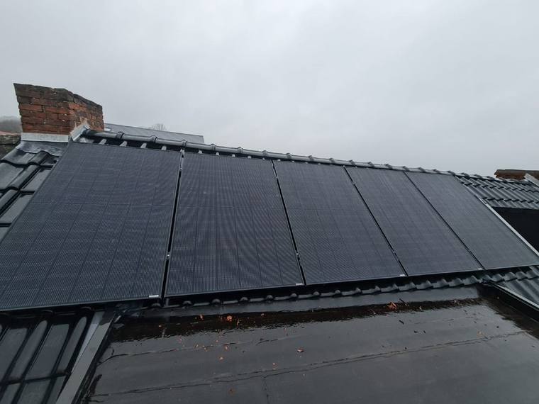 Toiture équipée en panneaux solaires par GREEN-SUN