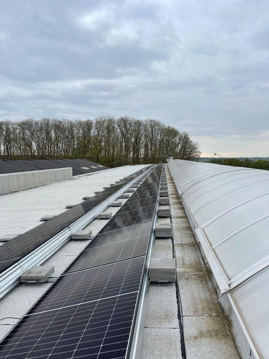 Grande toiture industrielle couverte de panneaux solaires par GREEN-SUN