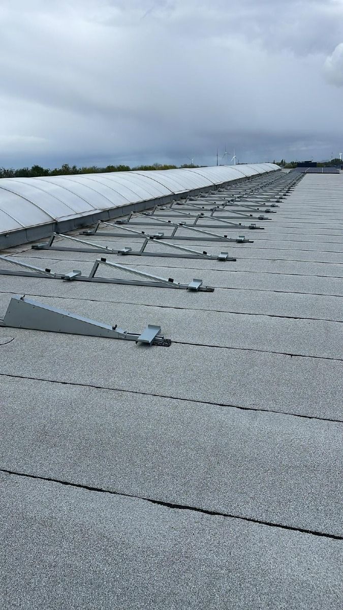 Grande toiture industrielle couverte de panneaux solaires par GREEN-SUN